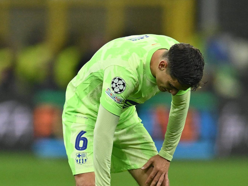 Gavi, cabizbajo, tras la eliminación del Barcelona en Champions League