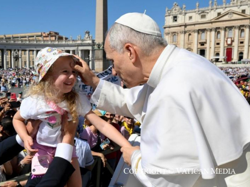 El Papa León XIV saluda a los fieles antes de comenzar la misa por el Jubileo en San Pedro