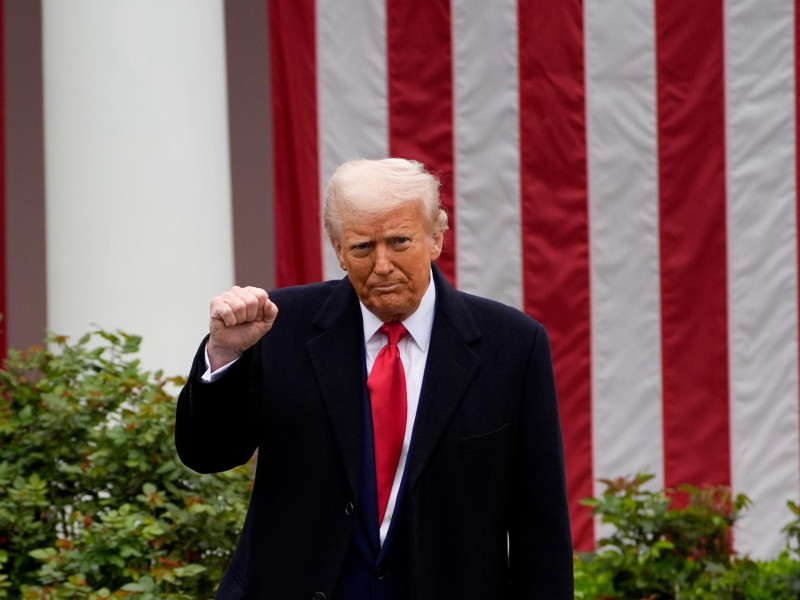 El presidente de Estados Unidos, Donald Trump, hace un gesto durante un anuncio arancelario en el jardín de rosas de la Casa Blanca en Washington.