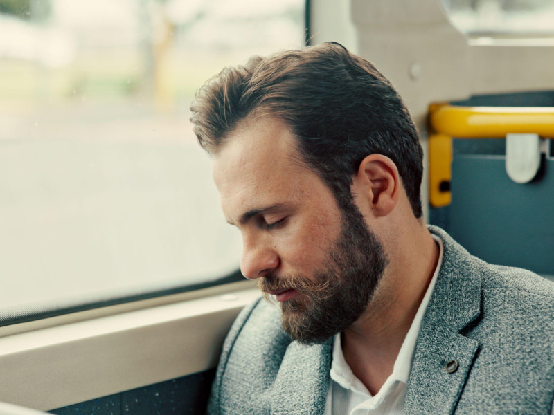 Autobús, dormir y negocios con hombre, viajar y cansado con el transporte público.