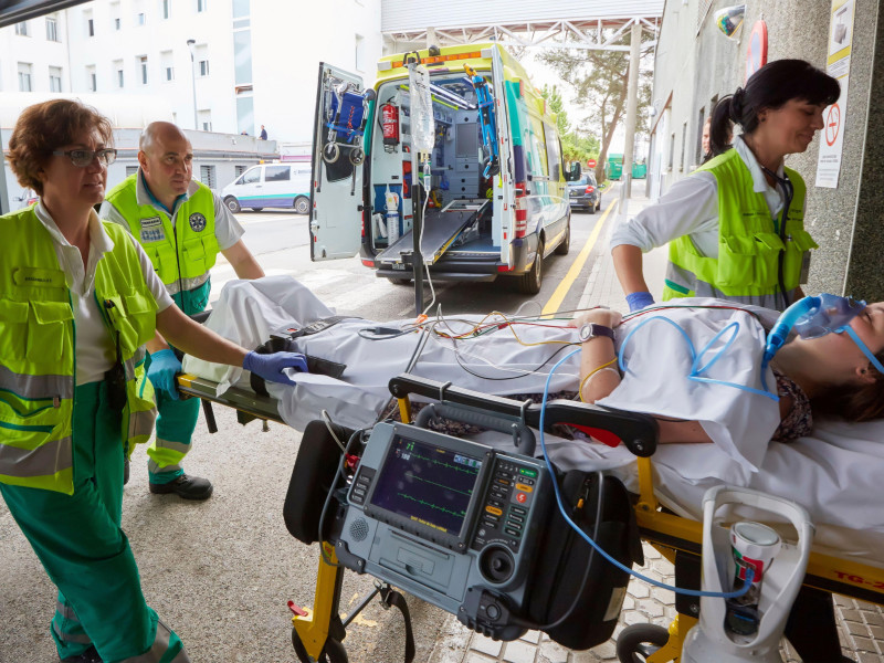 Camilla de traslado de pacientes, Ambulancia medicalizada