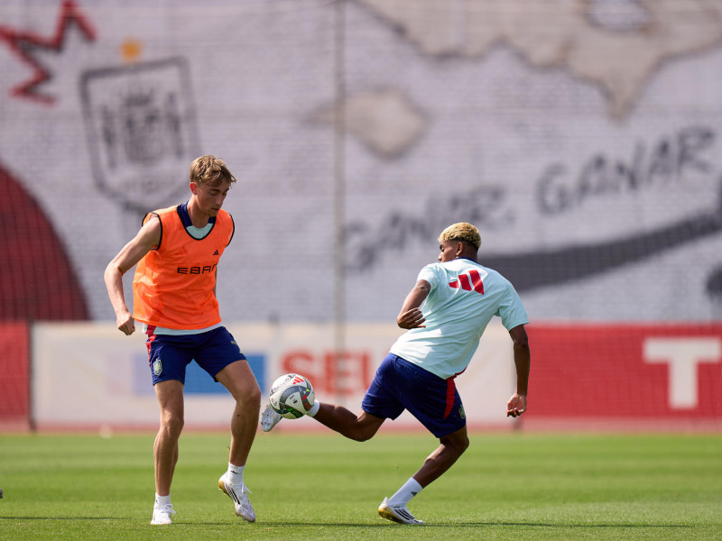 Los jugadores de la selección española de fútbol Dean Huijsen (i) y Lamine Yamal durante el entrenamiento que el combinado nacional ha llevado a cabo para preparar la Final Four de la UEFA Nations League 2024/25, este lunes en la Ciudad del Fútbol de Las Rozas