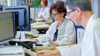 Administrativos en una oficina